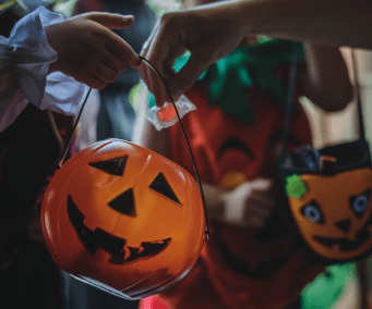 Descubra como organizar uma festa de Halloween inesquecível! Dicas de decoração, iluminação e atrações temáticas para criar uma atmosfera assustadora e divertida para seus convidados.