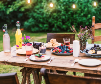 Eventos de Outono ao Ar Livre: como criar lounges aconchegantes com móveis e iluminação estratégica — Lounges